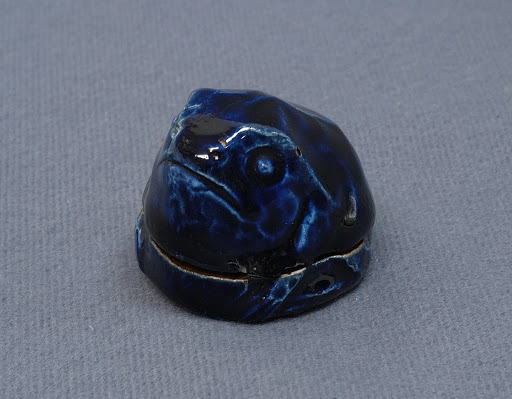 Toad-shaped incense case with deep-blue glaze - Unknown