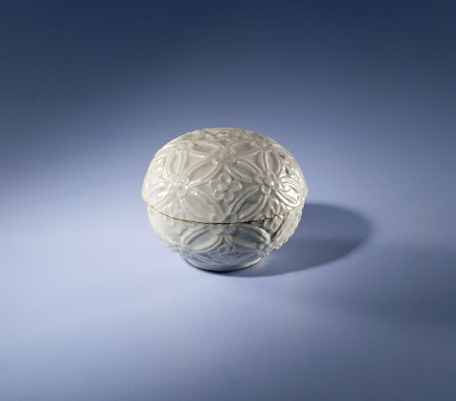Round-bodied box with continuous flower motif in relief - Anonymous