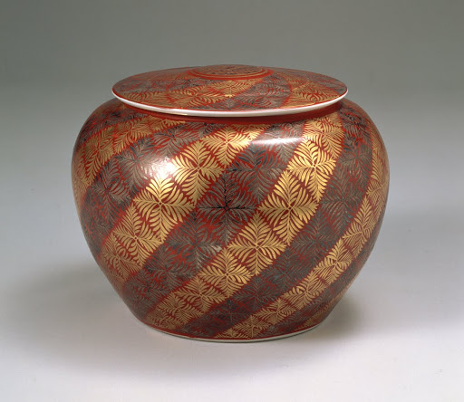 Ornamental coverd jar, porcelain, pattern of ferns, overglaze enamels, gold and silver - Tomimoto Kenkichi