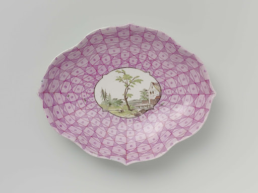 Pattipan met een veelkleurig landschap in een medaillon uitgespaard in een geometrisch patroon - Weesper porseleinfabriek