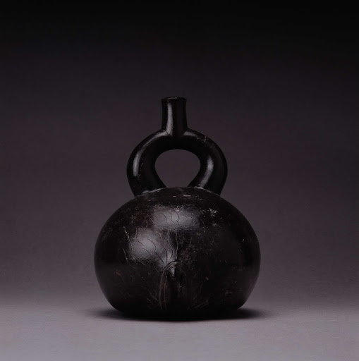 Sculptural ceramic ceremonial vessel that represents female sexual organs ML004202 - Moche style