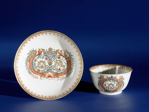 Bell-shaped cup and saucer with a crowned double monogram - Anonymous