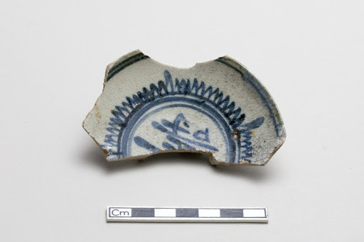 Small plate, rim fragment