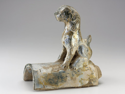 Roof tile with figure of lion