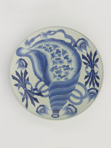 Dish with design of conch trumpet