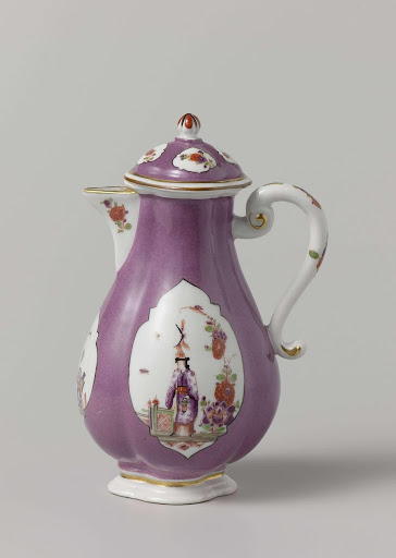 Koffiekan met deksel, veelkleurig beschilderd met Chinezen in uitgespaarde vierpassen in een violette fond - Meissener Porzellan Manufaktur