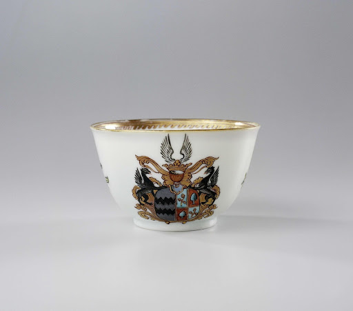 Bell-shaped cup and spoon tray with the arms of the Van Reede van Oudtshoorn and Boesses family - Anonymous