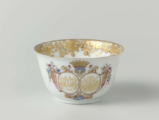 Bell-shaped cup from the 'Swellengrebel service' with a double crowned monogram and a border with floral scrolls - Anonymous