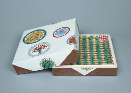 Ornamental box, porcelain, pattern of flowers in circles, overglaze enamels - Tomimoto Kenkichi