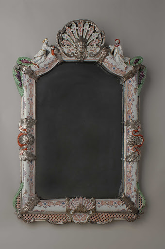 Mirror with two oriental figures, adorned with “Laub und Bandelwerk” - Du Paquier factory