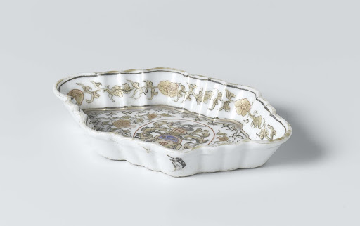 Spoon tray with a coat of arms and floral scrolls - Anonymous