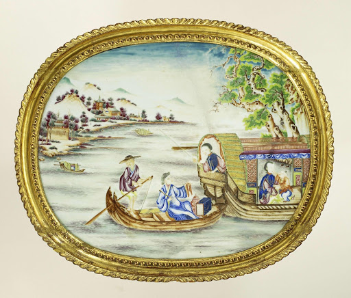 Ovale plaque van porselein met figuren in boten op een rivier - Anonymous
