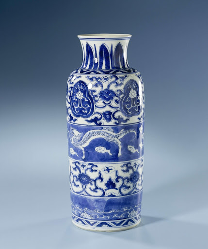Vaas beschilderd met verschillende decoratieve banden in onderglazuur blauw - Anonymous