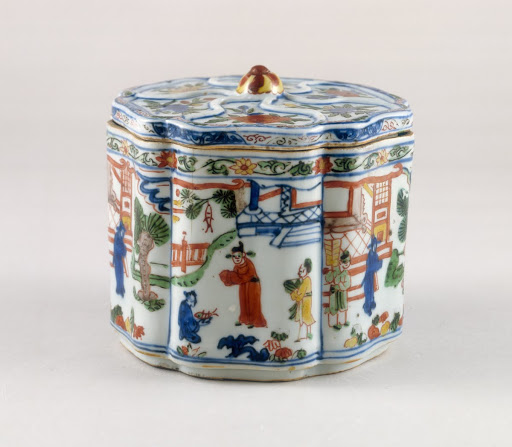 Covered Foliate-Form Box Decorated with Figural Scene - Jingdezhen kilns