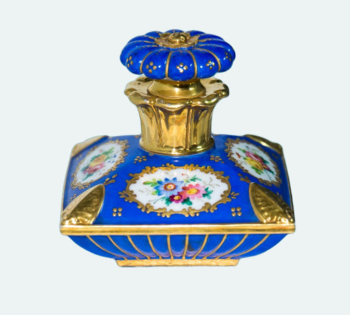 Perfume bottle with its cap - Unkown