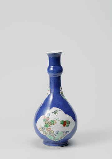 Vaas met bleu poudré glazuur en decors in famille verte - Anonymous