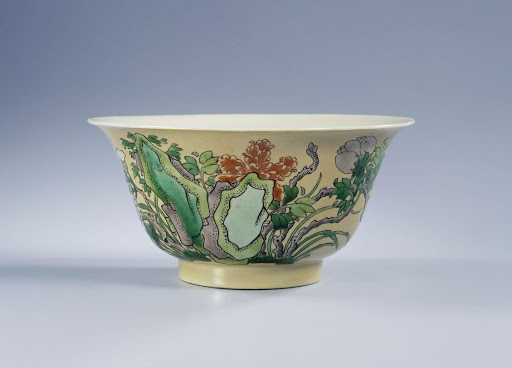 Bell-shaped bowl with onderglaze light brown with rocks and flowers - Anonymous