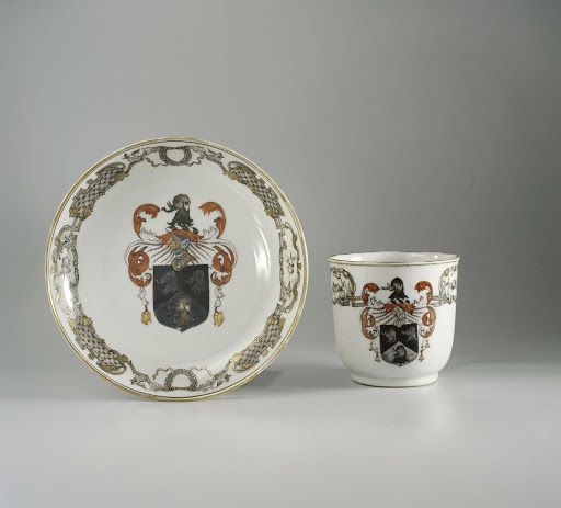 Cup with handle and saucer with the arms of the Saunders family - Anonymous