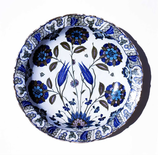 Dish with hyacinths - Iznik workshop