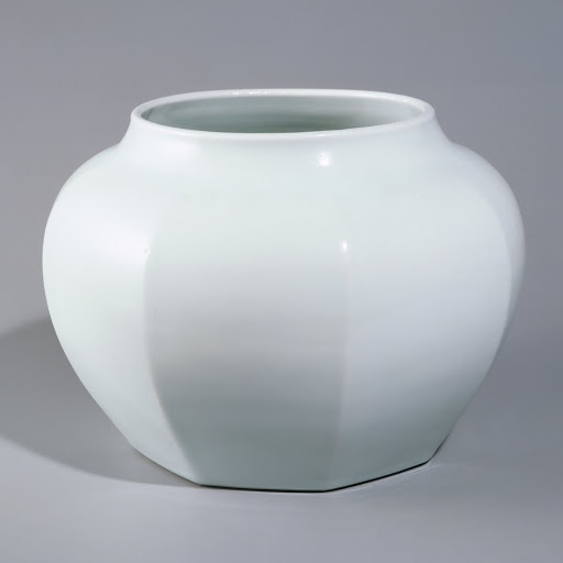 Octagonal jar, white porcelain - Tomimoto Kenkichi