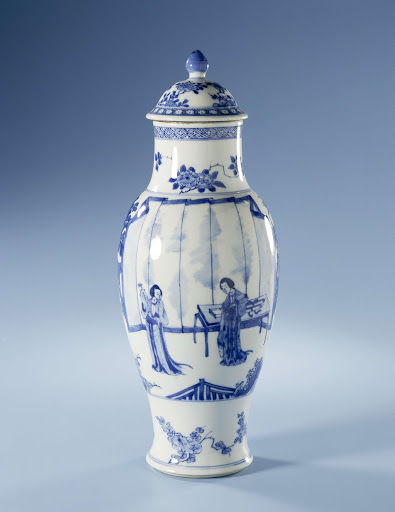 Baluster covered vase with Chinese ladies in a fenced garden - Anonymous