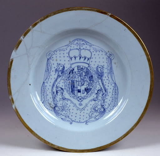 Dish with the crest of Eugene of Savoy - China, Qing dynasty