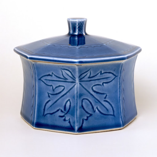 Octagonal covered jar,porcelain,pattern of aconite leaf,cobalt glaze - Tomimoto Kenkichi