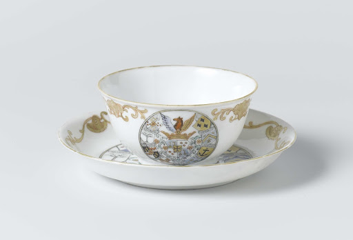 Bell-shaped cup and saucer with the arms of the Van Reverhorst family - Anonymous