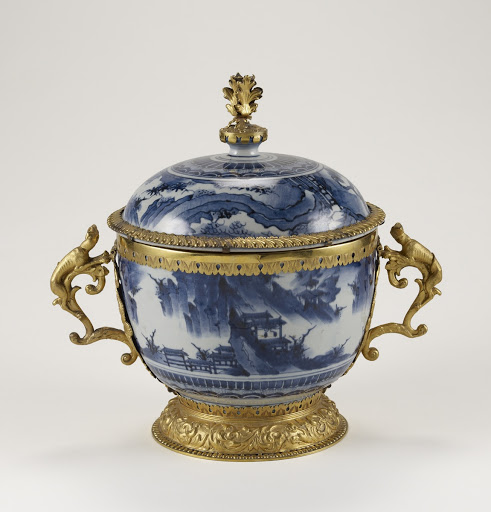 One pair of lidded and mounted bowls - Mounts attributed to Wolfgang Howzer