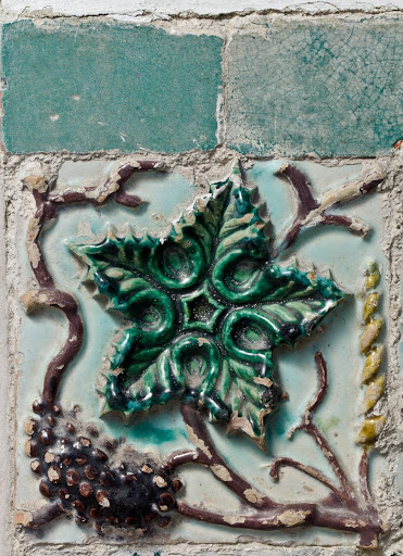 Relief tile with a motif of vine leaves and bunches of grapes - Workshop of Juan Sánchez Vaquero (attributed)