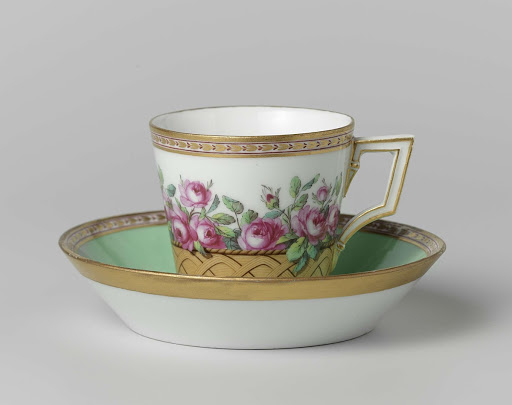 Kop, deel van een koffie- en theeservies, beschilderd met rozen in manden - K?nigliche Porzellan Manufaktur