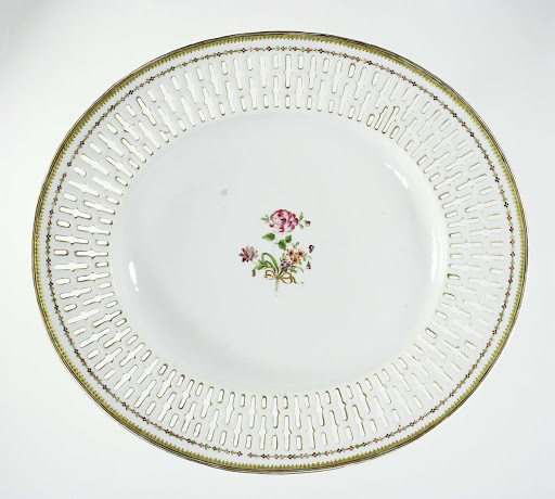 Oval dish with a bouquet, ornamental borders and a pierced rim - Anonymous