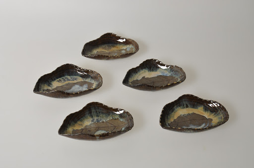 Leaf-shaped plates with flowing glaze, Yatsushiro Ware