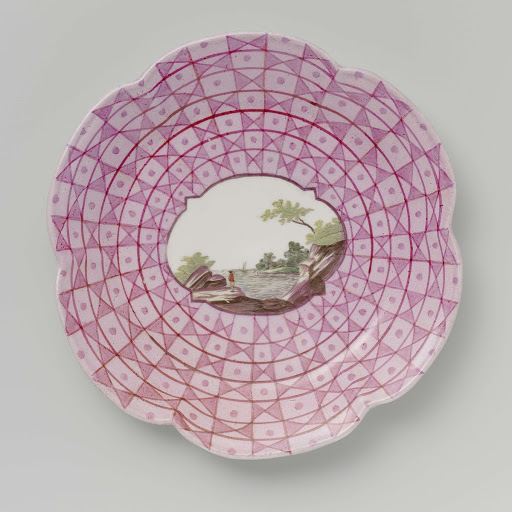 Schaal met een veelkleurig landschap in een medaillon uitgespaard in een geometrisch patroon - Weesper porseleinfabriek