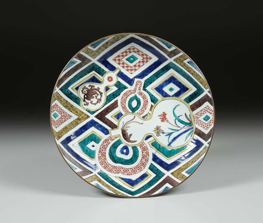 LARGE DISH, Porcelain with design of gourds on lozenge-patterned ground in overglaze enamels - unknown