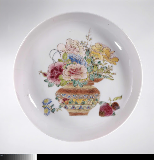 Saucer-dish with a flower basket and lichees - Anonymous