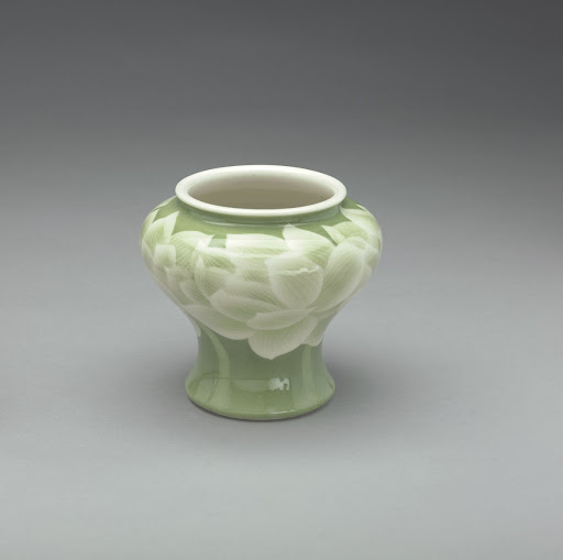 Vase with design of lotus blossoms - Artist: Miyagawa Kozan