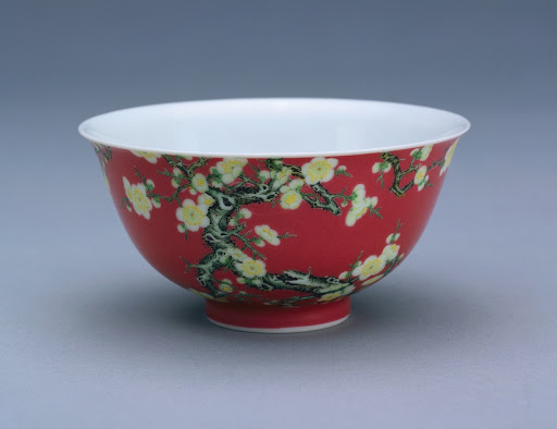 Small bowl with overglaze decoration