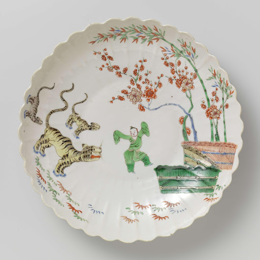 Schaal beschilderd met drie tijgers, gebonden bamboe,  prunus en een Chinees - Anonymous
