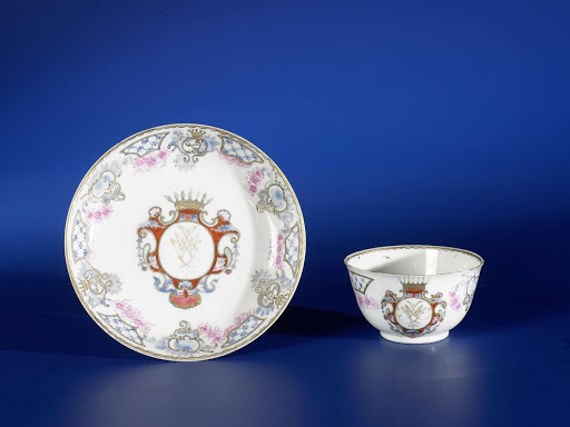 Bell-shaped cup and saucer with a crowned monogram - Anonymous