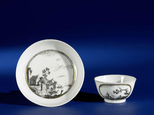 Bell-shaped cup and saucer with European landschapes in medallions - Anonymous