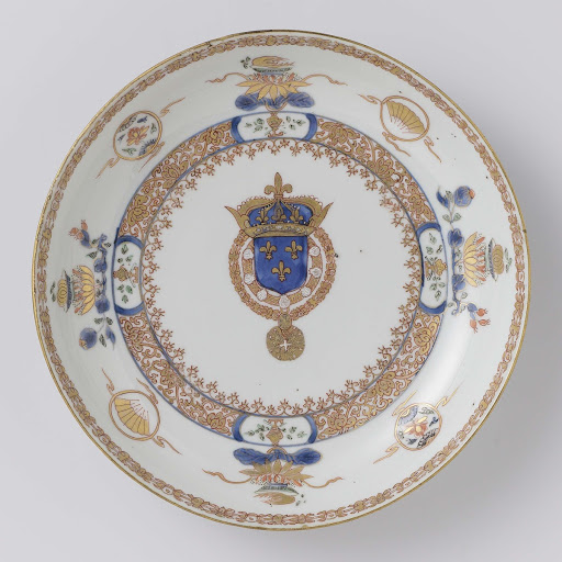 Saucer-dish with a coat of arms and lotus scrolls - Anonymous