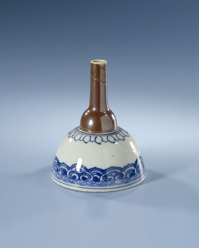 Funnel with a brown glaze and ruyi border - Anonymous