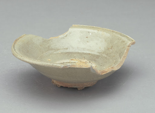 Bowl with everted rim, base fragment