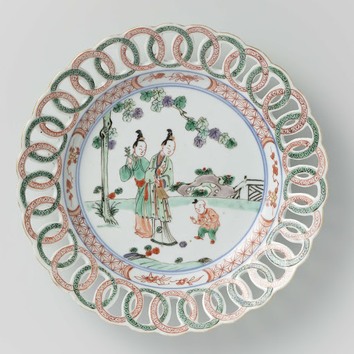 Plate with two ladies and a boy in a garden, rim composed of interlocking open rings - Anonymous