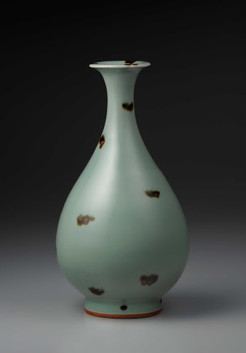 BOTTLE, Celadon with iron brown spots
/ National Treasure of Japan - unknown