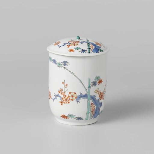 Pot, beschilderd met bamboe en prunus en twee bloemtakken. Met deksel (B) - Chantilly