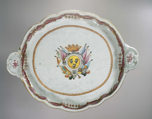 Oval tray with the arms of the Pignatelli family - Anonymous