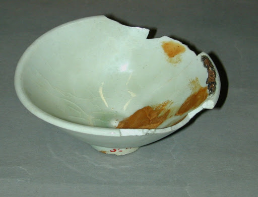 Bowl with saggar pad attached
