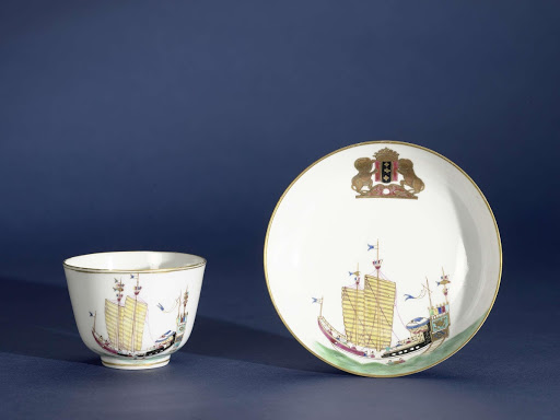 Cup and saucer with a Chinese junk and the arms of Amsterdam - Anonymous